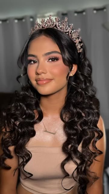 Quinceañera con corona, maquillaje y peinado por Mev Beauty