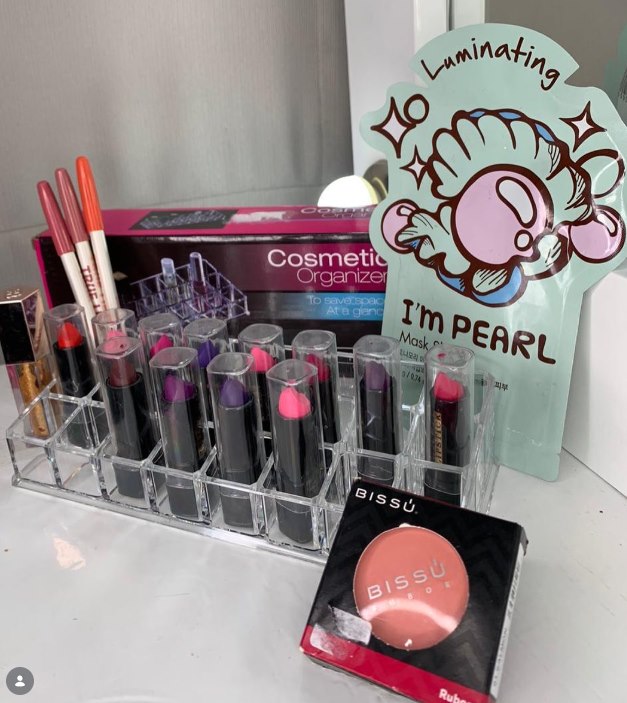 Labiales y productos de belleza de la tienda Mev Beauty